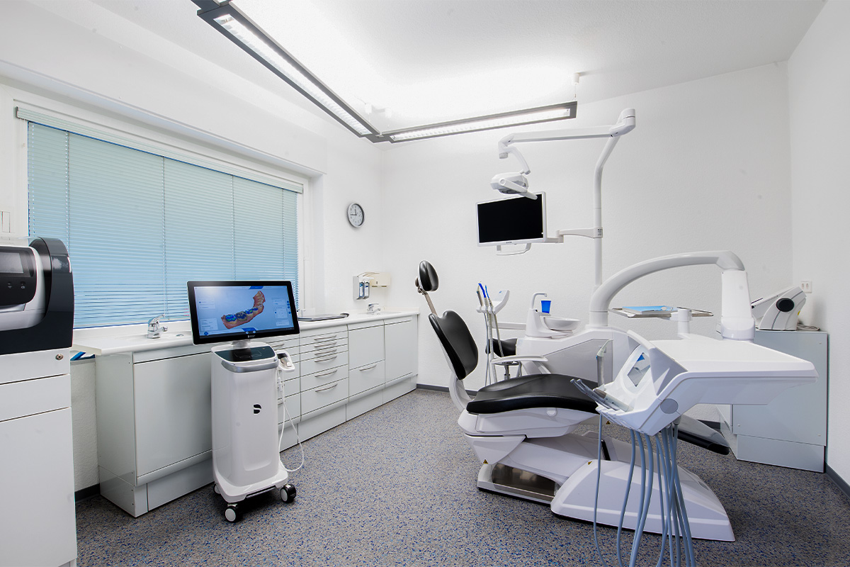 241204_drschloesser_impressionen_1 Behandlungszimmer mit Behandlungsstuhl und CEREC-Monitor